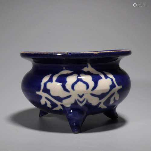 A Blue and White Floral Porcelain Tripod Incense Burner