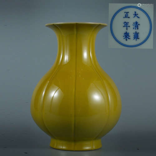 A Lemon Yellow Glaze Porcelain Melon-shaped Vase