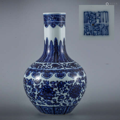 A Blue and White Twining Lotus Pattern Porcelain Tianqiuping