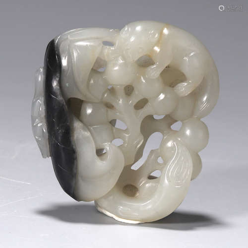 A Squirrel&Grape Carved Jade Pendant