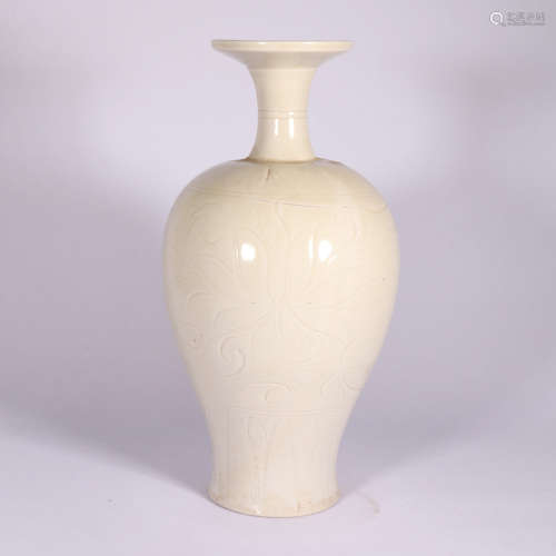 A Ding Kiln White Glaze Floral Porcelain Dish-top Vase