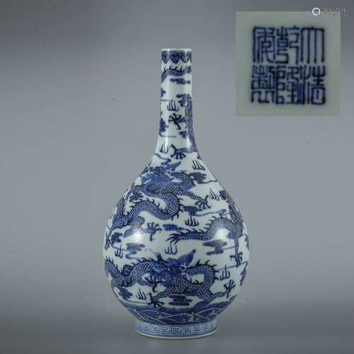 A Blue and White Dragon Pattern Porcelain Vase