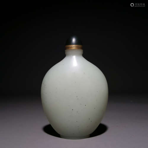 A CHINESE HETIAN JADE SNUFF BOTTLE