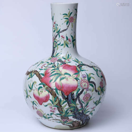 A CHINESE FAMILLE ROSE PORCELAIN VASE