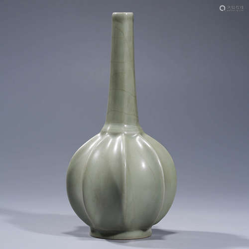 A MI SE KILN OCTAGONAL BOTTLE VASE