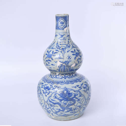 A CHINESE BLUE AND WHITE PORCELAIN GOURD-SHAPED VASE