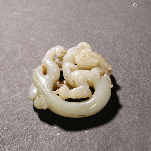 A WHITE JADE DRAGON PENDANT