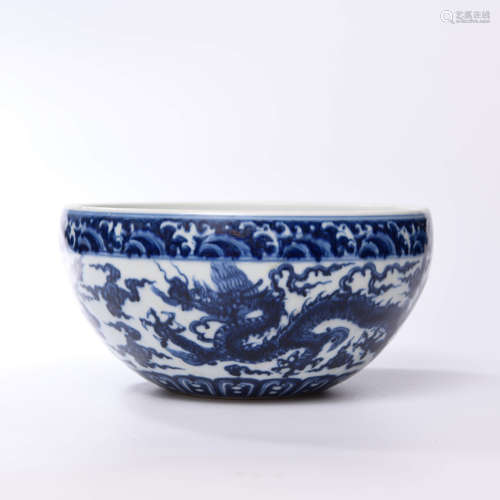 A CHINESE BLUE AND WHITE DRAGON PATTERN PORCELAIN JAR