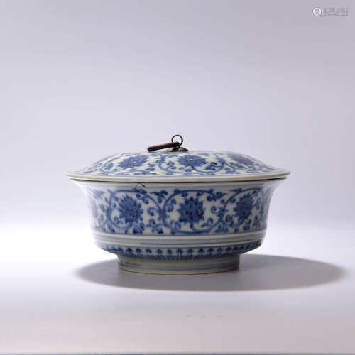 A CHINESE BLUE AND WHITE FLORAL PORCELAIN BOWL