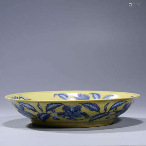 A YELLOW-GLAZED BLUE AND WHITE FRUIT DISH WITH DA MING HONG ZHI NIAN ZHI MARK