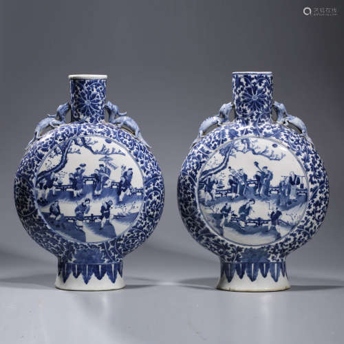 A PAIR OF ‘CHI DRAGON’ PORCELAIN MOONFLASKS