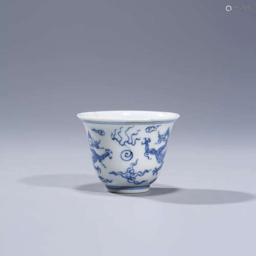 A BLUE AND WHITE DRAGON PORCELAIN CUP WITH DA MING CHENG HUA NIAN ZHI MARK
