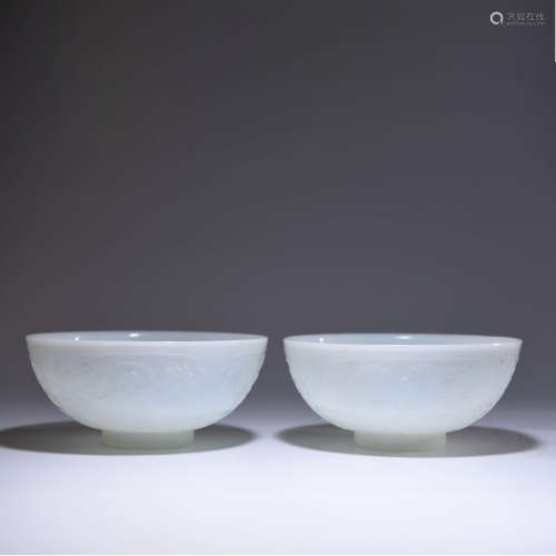 A PAIR OF CHINESE FLORAL GLASSWARE BOWLS