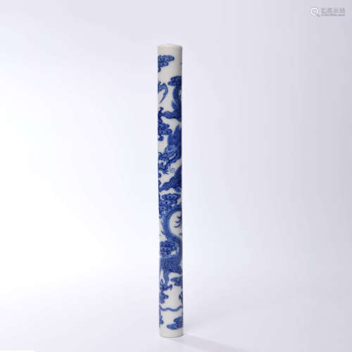 A CHINESE BLUE AND WHITE DRAGON PATTERN PORCELAIN BRUSH HOLDER