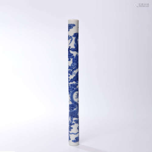 A CHINESE BLUE AND WHITE DRAGON PATTERN PORCELAIN BRUSH HOLDER