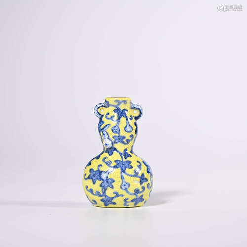 A Yellow Ground Blue and White Double Gourd Shaped Snuff Bottle