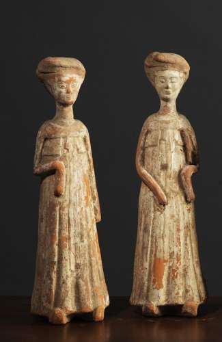 两位宫女中国。唐代，约7世纪兵马俑。高25.5至26.5厘米传统上身着长裙，有颜料的残余，有小的可见伤痕。出处：中国和印度公司（巴黎）（Inv.16665 1955年购得）。