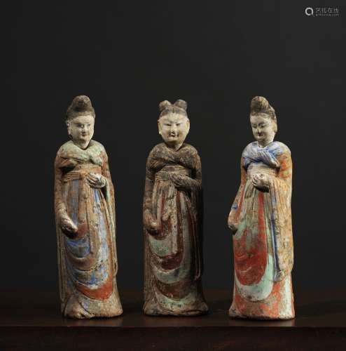 三个女性雕像中国。魏时期，约6世纪俑。高15.3厘米三人的服装用彩色颜料丰富地增强了效果。来源：中国和印度公司（巴黎）（Inv.23661 2000年收购）。