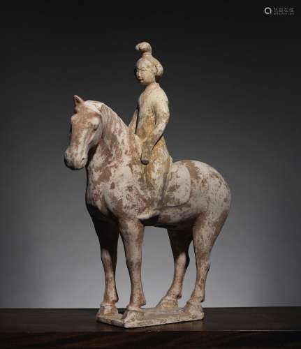 骑士中国，唐代（618-907）俑。高41厘米美丽的古典画面，一个梳着高髻的女子头朝左靠在马背上。注意，人物的脸部处理的非常漂亮。来源：中国和印度公司(巴黎)(Inv.24047 2008年在德鲁奥酒店获得)
