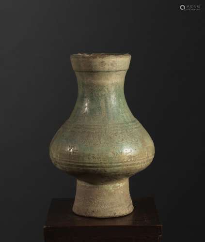 花瓶胡中国。汉代（206EC-220EC）釉陶。高32厘米古典模型，半透明绿釉，在彩虹色下呈现出库尔勒的效果。出处：中国和印度公司（巴黎） (Inv.16044 1953年收购)