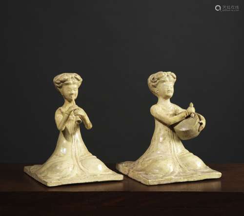 两位音乐家中国唐代约7世纪釉陶。高16.5厘米，一个吹笛子，一个打手鼓。出处：中国和印度公司(巴黎)(Inv.17076 1955年从德鲁奥酒店获得)