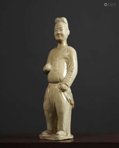 侍者中国，唐代（618-907）釉陶，高28.4厘米图中人物身着传统服饰站立。来源：中国和印度公司(巴黎)(Inv.21396, 1972年获得)