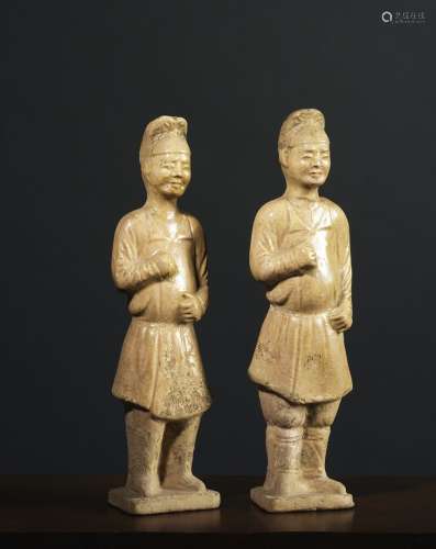 两个仆人中国，唐代（618-907）黄釉陶。高22.8厘米两人身着传统服饰站立。出处：Compagnie de la Chine et des Indes (Paris)(Inv.22676 + 22677 1979年从Hôtel Drouot获得)