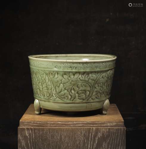 三脚架锅盖中国。明代 约15°世纪龙泉青瓷釉瓷器。18 x 30 cm边沿模印素叶。来源：巴黎中国和印度公司（Inv.17571 收购于1957年）。