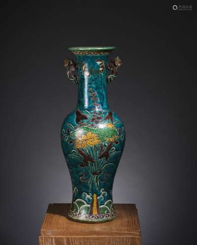莲花纹花瓶中国，约17°世纪绿松石、黄、绿、茄子釉瓷器，具有法华装饰的精神。高度55.4厘米下部的浮雕图案与其他元素的结合，使花瓶具有完全的水生特色。来源：Compagnie de la Chine et des Indes (Paris) (Inv.13345 1942年购自Vandermersch Gallery (Paris))