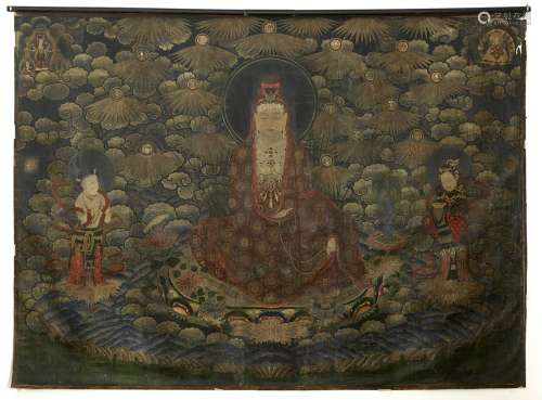 观音中国，18世纪布面蛋彩画。234 x 318 cm非常重要的画作，表现了中国的慈悲菩萨--观世音菩萨。以阿弥陀佛装饰其髻的重现为标识的神明，坐在其岛心盛开的莲花上，衣着华丽，装饰华丽。她手持念珠，倚靠在竹林中，供养着博大菩萨和其他喇嘛神殿的神灵。在她的周围，有两朵莲花支撑着一个花瓶和一只鸟，她的周围有两个助手。，左上角是藏族经典的十一面八臂的阿瓦洛基什瓦拉，周围是绿白相间的塔拉。，右上角是山间的德格-格鲁派藏族喇嘛的形象，靠着五座山峰。在他的腿上拿着的宝瓶，书和剑，文殊菩萨(Mañjuçrî)的属性，他被认为是一个转世，放在他的肩膀上方，使其有可能提出他的身份为lCang-skya rol-pa'i rdo-rje(1717-1786)，第二个Qutuku(北京的转世大喇嘛使of?ce的