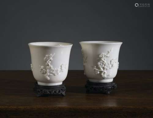两件圆形酒杯中国，德化，清代，17-18世纪单色瓷器