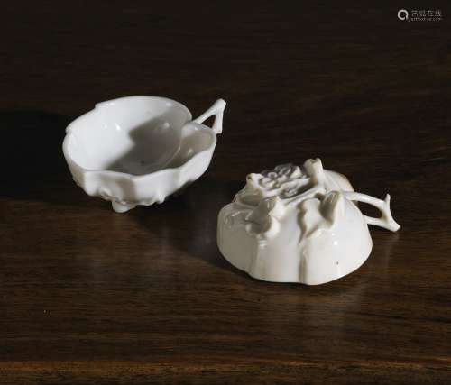 一对叶形碗中国，德化，清代，约17°-18°世纪单色瓷器