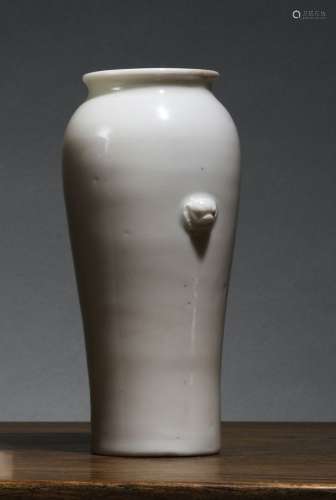 圆柱形花瓶中国，德化，清代，约17°-18°世纪单色瓷器