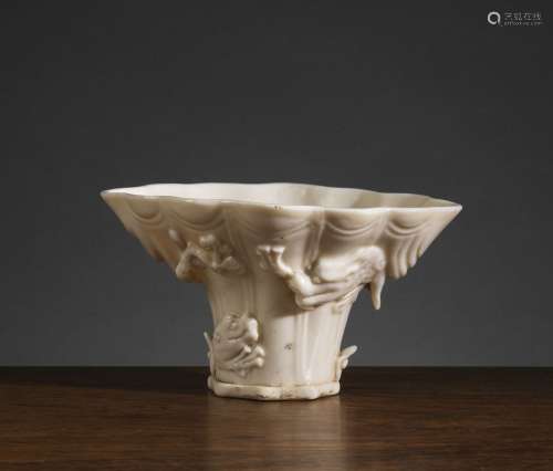 犀牛角形酒杯中國，德化，康熙時期 (1662-1722)單色瓷器