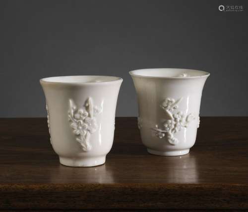 两件圆形酒杯中国，德化，清代，17-18世纪单色瓷器