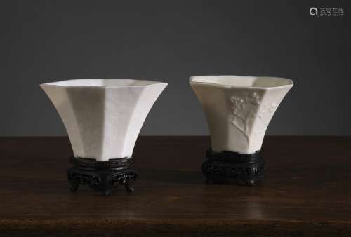 两只八角形酒碗中国，德化，清代，17-18世纪单色瓷器