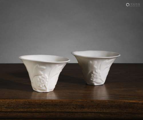 兩件模製花紋酒杯中國，德化，清朝，17-18世紀單色瓷器