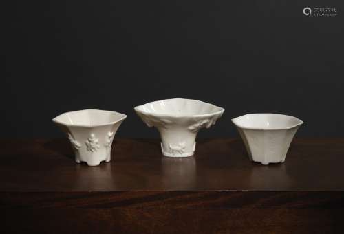 三件造型各异的碗中国，德化，清代，17-18世纪单色瓷器