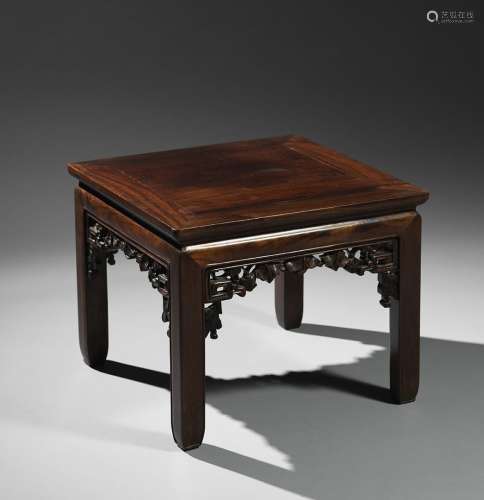 凳子或小桌子中国约19°世纪木材。46 x 50 x 50植被装饰。来源：Compagnie de la Chine et des Indes (Paris) (Inv.23636 2000年获得)