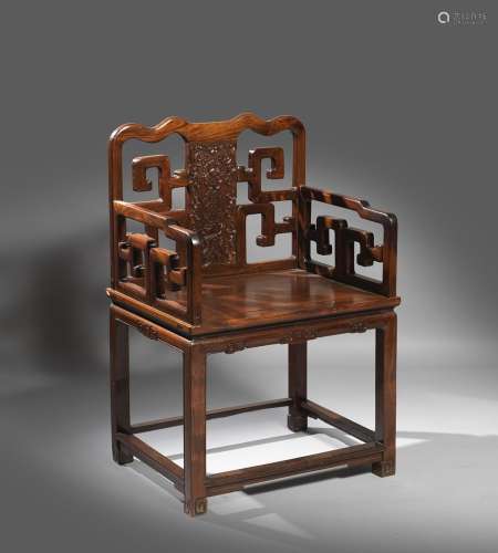 扶手椅中国，约19世纪木料。99 x 63 x 49.5 cm背面有丰富的装饰，包括蝙蝠和如意。出处：Compagnie de la Chine et des Indes (Paris) (Inv.22928 1983年在纽约收购)