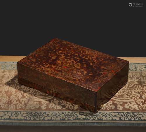 罕见的有盖长方盒中国，明代，约17°世纪漆。11.5×43×10.5厘米纹饰由几层不均匀的黑、棕、红、黄叠加而成，经过磨擦后呈现出俗称