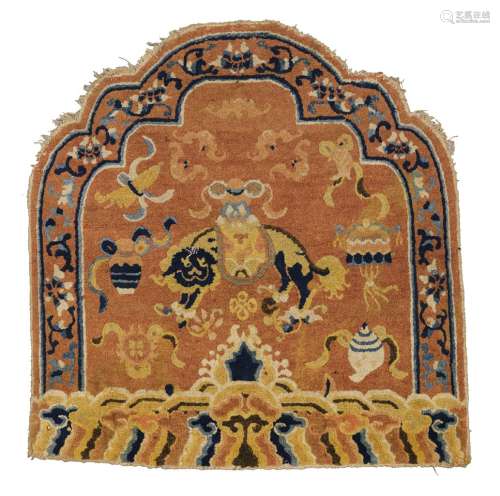 宁夏王座靠背地毯中国羊毛。72 x 70.5 cm狮子纹饰和吉祥物。出处：中国和印度公司(巴黎)(Inv.18421 1960年购自德鲁奥酒店)