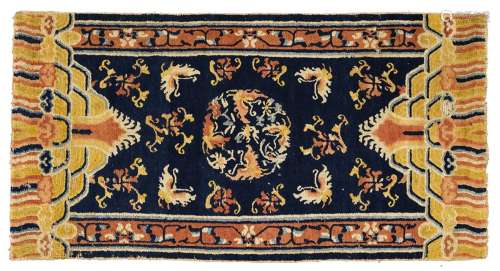 地毯中国羊毛。141 x 72 cm植被和蝴蝶的装饰。出处：Compagnie de la Chine et des Indes (Paris) (Inv.16770 1955年从Hôtel Drouot收购)