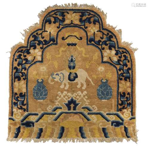 宁夏王座靠背地毯中国羊毛。76 x 70 cm大象和吉祥物装饰出处：Compagnie de la Chine et des Indes (Paris) (Inv.18791 Acquired 1962)