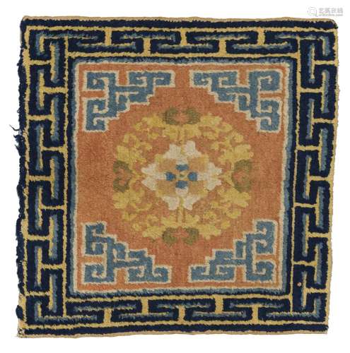宁夏地毯中国羊毛。55 x 55 cm蔬菜装饰，希腊边框。出处：Compagnie de la Chine et des Indes (Paris) (Inv.16771 1955年从Hôtel Drouot购得)
