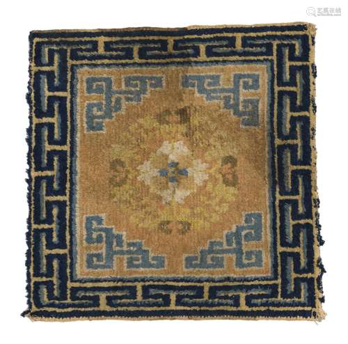 宁夏地毯中国羊毛。55×55厘米植被和蝴蝶的装饰。来源：Compagnie de la Chine et des Indes (Paris)(Inv.18566 1957年获得)