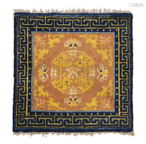 宁夏地毯中国羊毛。67×67厘米植被和蝴蝶的装饰。来源：Compagnie de la Chine et des Indes (Paris) (Inv.19788 1965年在北京收购) 。