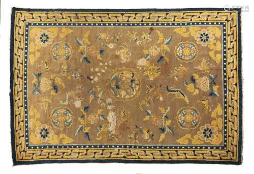 地毯中国羊毛。189 x 122 cm米色背景上的植被装饰，希腊边框。出处：Compagnie de la Chine et des Indes (Paris) (Inv.23298 1988年获得)
