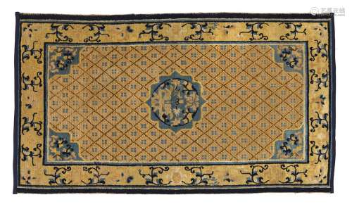 地毯中国羊毛。170 x 95 cm黄底蓝字的植被装饰。出处：Compagnie de la Chine et des Indes (Paris) (Inv.18451 1960年从伦敦Bluett画廊购得)。