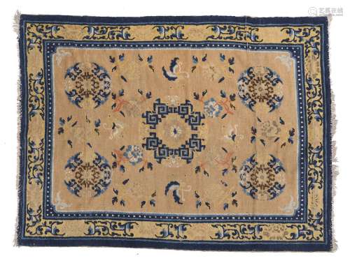 地毯中国羊毛。125 x 185 cm黄色和米色背景上的植物装饰。来源：Compagnie de la Chine et des Indes (Paris) (Inv.23299 1988年获得)